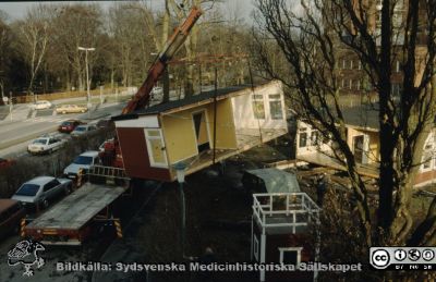 Barndaghemmet Röda Stugan rivs och flyttas 1990
Ur låda med blandade diabilder från sjukhusfotograferna i Lund, 1990. 
Nyckelord: Lund;Lasarett;Universitet;Universitetssjukhus;Barndaghem;Rivning;Flyttning