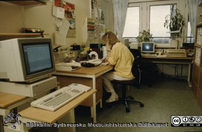 Anonym sekreterare på Lasarettet i Lund 1992
Lasarettet i Lund 1992. Anonym sekreterare. Datorer har gjort sitt intåg, men en mekanisk "gammaldags" skrivmaskin (elektrisk) finns kvar.
Nyckelord: Lund;Lasarett;Universitet;Universitetssjukhus;Administration;Kontor;Kontorist;Sekreterare