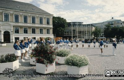 Flickorkester på Stortorget i Lund 1993
Ur låda med blandade diabilder från sjukhusfotograferna i Lund. 
Nyckelord: Lund;Stad;Torg;Stortorg;Orkester;Utomhus;Flickor