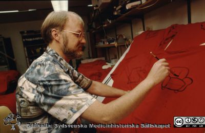 Illustratören Ronny Lingstam
Omärkt diabild. Foto i Mediaservice-ateljen 1993
Nyckelord: Lund;Lasarett;Universitet;Universitetssjukhus;Tecknare;;