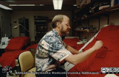 Illustratören Ronny Lingstam
Omärkt diabild. Foto i Mediaservice-ateljén 1993.
Nyckelord: Lund;Lasarett;Universitet;Universitetssjukhus;Tecknare;;