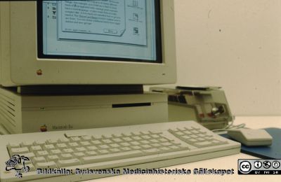 Från datorernas barndom
Lasarettet i Lund.Dator Apple Mcintosh IIsi 1993. Den gången en rätt kraftfull maskin, men föråldrad på bara några få år.
Nyckelord: Lund;Lasarett;Universitet;Universitetssjukhus;Administration;Kontor;IT;Dator