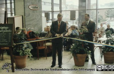 Benny Jönsson (direktionens ordförande) klipper 1994-10-06 ett band vid återinvigning av restaurangen i entréhallen på C-blocket
Ur låda med blandade diabilder från sjukhusfotograferna i Lund, 1970-, 1980- och 1990-talen. Märkning: "6 okt -94". 
Nyckelord: Lasarett;Lund;Universitet;Universitetssjukhus;USiL;Entré;Entréhall;Blocket;Servering;Café;Bistro