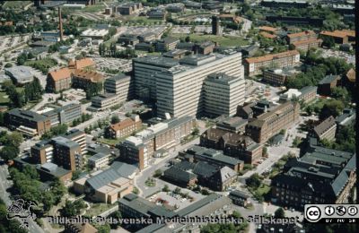 Flygfoto av Lasarettet i Lund från sydväst, 1994
Ur låda med blandade diabilder från sjukhusfotograferna i Lund, 1970-, 1980- och 1990-talen. Flygfoto av Lasarettet i Lund från sydväst, 1994. 1993 års strålbehandlingshus finns. Huvudentréns glasparti är byggd. Helikopterplattan finns inte, och inte heller BMC. Kylvattentornet vid panncentralen finns ännu inte.
Nyckelord: Lasarettet;Lund;Universitetssjukhuset;USiL;Flygfoto;Centralblocket