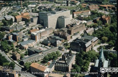 Flygfoto av Lasarettet i Lund från sydväst, 1994
Ur låda med blandade diabilder från sjukhusfotograferna i Lund, 1970-, 1980- och 1990-talen. Flygfoto av Lasarettet i Lund från sydväst, 1994. 1993 års strålbehandlingshus finns. Huvudentréns glasparti är byggd. Helikopterplattan finns inte, och inte heller BMC. Kylvattentornet vid panncentralen finns ännu inte.
Nyckelord: Lasarettet;Lund;Universitetssjukhuset;USiL;Flygfoto;Centralblocket