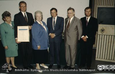 Ackreditering av avdelningen för klinisk fysiologi 1994
Ur låda med blandade diabilder från sjukhusfotograferna i Lund, 1970-, 1980- och 1990-talen. Från vänster klinikföreståndare Solveig Månsson, docent Olle Pahlm med ett ackrediteringsbevis från Swedac i händerna. Sedan sjukhusdirektör Ulla Leissner, professor Björn Jonson (klinisk fysiologi), direktör Lars Ettarp från Swedac och Roland Jonsson, teknisk chef på Swedac. Klinisk fysiologi var den första kliniken i Europa med direkt patientverksamhet som ackrediterades.
Nyckelord: Lund;Lasarett;Universitet;Universitetssjukhus;USiL;Ackreditering