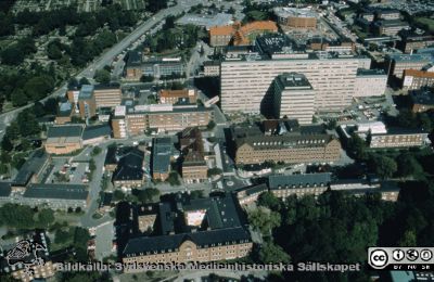 Flygfoto av Lasarettet i Lund från sydväst, 1996
Ur låda med blandade diabilder från sjukhusfotograferna i Lund, 1970-, 1980- och 1990-talen. Flygfoto av Lasarettet i Lund från sydväst, 1996. 
Nyckelord: Lasarettet;Lund;Universitetssjukhuset;USiL;Flygfoto;Centralblocket