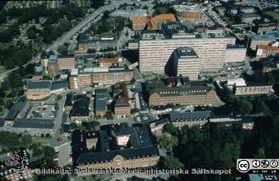 Lasarettet i Lund från sydväst, 1996
Ur låda med blandade diabilder från sjukhusfotograferna i Lund, 1970-, 1980- och 1990-talen. Flygfoto av Lasarettet i Lund från sydväst, 1996. Wallenberg Neurocentrum har byggts, men inte resten av BMC.
Nyckelord: Lasarettet;Lund;Universitetssjukhuset;USiL;Flygfoto;Centralblocket