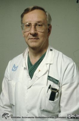Överläkare Lars-Göran Strömblad, neurokirurg. Foto 1996
Lasarettsfotograferna. Lund. .
Nyckelord: Lasarett;Lund;Universitetssjukhus;Universitet;USiL;Neurokirurgi