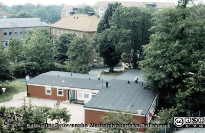 Röda Stugan", Lasarettet i Lunds barndaghem, 1990
Sjukhusets barndaghem "Röda Stugan" låg på 1980-talet på tomten mellan infektionskliniken (i bildens bakgrund) och barnkliniken, dvs strax väster om radiologiska kliniken. När denna skulle utvidgas västerut flyttades barndaghemmet till tomten väster om ögonkliniken B, söder om psykiatriska kliniken (senare kallad Wigerthuset). Barndaghemmet dokumenterades inför flyttningen.
Nyckelord: Lasarettet;Lund;Universitet;Universitetssjukhus;Daghem;Barndaghem;Förskola