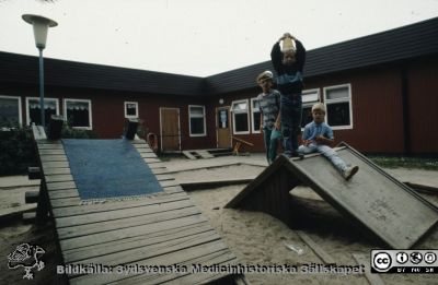 "Röda Stugan", Lasarettet i Lunds barndaghem, 1990
Sjukhusets barndaghem "Röda Stugan" låg på 1980-talet på tomten mellan infektionskliniken och barnkliniken, dvs strax väster om radiologiska kliniken. När denna skulle utvidgas västerut flyttades barndaghemmet till tomten öster om ögonkliniken B, söder om psykiatriska kliniken (senare kallad Wigerthuset). Barndaghemmet dokumenterades inför flyttningen.
Nyckelord: Lasarettet;Lund;Universitet;Universitetssjukhus;Daghem;Barndaghem;Förskola