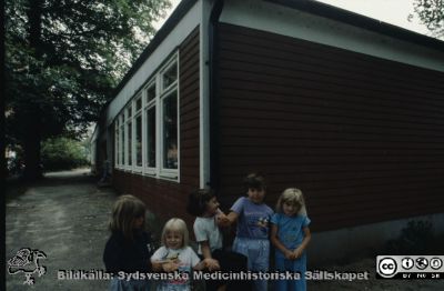 "Röda Stugan", Lasarettet i Lunds barndaghem, 1990
Sjukhusets barndaghem "Röda Stugan" låg på 1980-talet på tomten mellan infektionskliniken och barnkliniken, dvs strax väster om radiologiska kliniken. När denna skulle utvidgas västerut flyttades barndaghemmet till tomten öster om ögonkliniken B, söder om psykiatriska kliniken (senare kallad Wigerthuset). Barndaghemmet dokumenterades inför flyttningen.
Nyckelord: Lasarettet;Lund;Universitet;Universitetssjukhus;Daghem;Barndaghem;Förskola