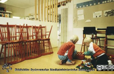 "Röda Stugan", Lasarettet i Lunds barndaghem, 1990
Sjukhusets barndaghem "Röda Stugan" låg på 1980-talet på tomten mellan infektionskliniken och barnkliniken, dvs strax väster om radiologiska kliniken. När denna skulle utvidgas västerut flyttades barndaghemmet till tomten öster om ögonkliniken B, söder om psykiatriska kliniken (senare kallad Wigerthuset). Barndaghemmet dokumenterades inför flyttningen.
Nyckelord: Lasarettet;Lund;Universitet;Universitetssjukhus;Daghem;Barndaghem;Förskola