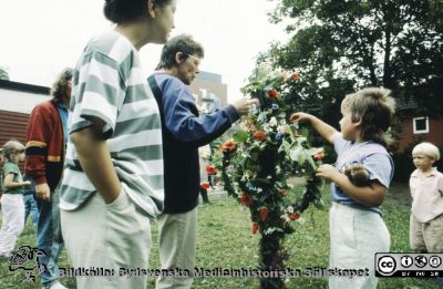 "Röda Stugan", Lasarettet i Lunds barndaghem, 1990
Sjukhusets barndaghem "Röda Stugan" låg på 1980-talet på tomten mellan infektionskliniken och barnkliniken, dvs strax väster om radiologiska kliniken. När denna skulle utvidgas västerut flyttades barndaghemmet till tomten öster om ögonkliniken B, söder om psykiatriska kliniken (senare kallad Wigerthuset). Barndaghemmet dokumenterades inför flyttningen.
Nyckelord: Lasarettet;Lund;Universitet;Universitetssjukhus;Daghem;Barndaghem;Förskola