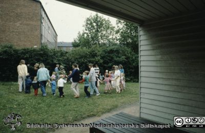 "Röda Stugan", Lasarettet i Lunds barndaghem, 1990
Sjukhusets barndaghem "Röda Stugan" låg på 1980-talet på tomten mellan infektionskliniken och barnkliniken, dvs strax väster om radiologiska kliniken. När denna skulle utvidgas västerut flyttades barndaghemmet till tomten öster om ögonkliniken B, söder om psykiatriska kliniken (senare kallad Wigerthuset). Barndaghemmet dokumenterades inför flyttningen.
Nyckelord: Lasarettet;Lund;Universitet;Universitetssjukhus;Daghem;Barndaghem;Förskola