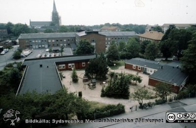 "Röda Stugan", Lasarettet i Lunds barndaghem, 1990
Sjukhusets barndaghem "Röda Stugan" låg på 1980-talet på tomten mellan infektionskliniken och barnkliniken, dvs strax väster om radiologiska kliniken. När denna skulle utvidgas västerut flyttades barndaghemmet till tomten öster om ögonkliniken B, söder om psykiatriska kliniken (senare kallad Wigerthuset). Barndaghemmet dokumenterades inför flyttningen.
Nyckelord: Lasarettet;Lund;Universitet;Universitetssjukhus;Daghem;Barndaghem;Förskola