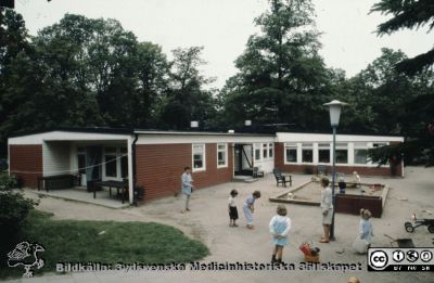 "Röda Stugan", Lasarettet i Lunds barndaghem, 1990
Sjukhusets barndaghem "Röda Stugan" låg på 1980-talet på tomten mellan infektionskliniken och barnkliniken, dvs strax väster om radiologiska kliniken. När denna skulle utvidgas västerut flyttades barndaghemmet till tomten öster om ögonkliniken B, söder om psykiatriska kliniken (senare kallad Wigerthuset). Barndaghemmet dokumenterades inför flyttningen.
Nyckelord: Lasarettet;Lund;Universitet;Universitetssjukhus;Daghem;Barndaghem;Förskola