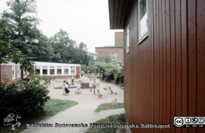 "Röda Stugan", Lasarettet i Lunds barndaghem, 1990
Sjukhusets barndaghem "Röda Stugan" låg på 1980-talet på tomten mellan infektionskliniken (i bakgrunden) och barnkliniken, dvs strax väster om radiologiska kliniken. När denna skulle utvidgas västerut flyttades barndaghemmet till tomten öster om ögonkliniken B, söder om psykiatriska kliniken (senare kallad Wigerthuset). Barndaghemmet dokumenterades inför flyttningen.
Nyckelord: Lasarettet;Lund;Universitet;Universitetssjukhus;Daghem;Barndaghem;Förskola