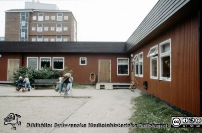 Röda Stugan", Lasarettet i Lunds barndaghem, 1990
Sjukhusets barndaghem i Lund, "Röda Stugan", låg på 1980-talet på tomten mellan infektionskliniken (i bakgrunden) och barnkliniken, dvs strax väster om radiologiska kliniken. När denna skulle utvidgas västerut flyttades barndaghemmet till tomten öster om ögonkliniken B, söder om psykiatriska kliniken (senare kallad Wigerthuset). Barndaghemmet dokumenterades inför flyttningen.
Nyckelord: Lasarettet;Lund;Universitet;Universitetssjukhus;Daghem;Barndaghem;Förskola