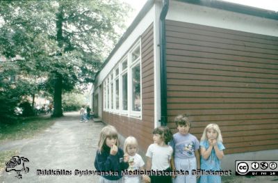 Röda Stugan", Lasarettet i Lunds barndaghem, 1990
Sjukhusets barndaghem i Lund, "Röda Stugan", låg på 1980-talet på tomten mellan infektionskliniken (i bakgrunden) och barnkliniken, dvs strax väster om radiologiska kliniken. När denna skulle utvidgas västerut flyttades barndaghemmet till tomten öster om ögonkliniken B, söder om psykiatriska kliniken (senare kallad Wigerthuset). Barndaghemmet dokumenterades inför flyttningen.
Nyckelord: Lasarettet;Lund;Universitet;Universitetssjukhus;Daghem;Barndaghem;Förskola
