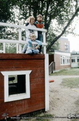 Röda Stugan", Lasarettet i Lunds barndaghem, 1990
Sjukhusets barndaghem i Lund, "Röda Stugan", låg på 1980-talet på tomten mellan infektionskliniken (i bakgrunden) och barnkliniken, dvs strax väster om radiologiska kliniken. När denna skulle utvidgas västerut flyttades barndaghemmet till tomten öster om ögonkliniken B, söder om psykiatriska kliniken (senare kallad Wigerthuset). Barndaghemmet dokumenterades inför flyttningen.
Nyckelord: Lasarettet;Lund;Universitet;Universitetssjukhus;Daghem;Barndaghem;Förskola