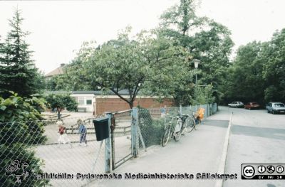 Röda Stugan", Lasarettet i Lunds barndaghem, 1990
Sjukhusets barndaghem i Lund, "Röda Stugan", låg på 1980-talet på tomten mellan infektionskliniken (i bakgrunden) och barnkliniken, dvs strax väster om radiologiska kliniken. När denna skulle utvidgas västerut flyttades barndaghemmet till tomten öster om ögonkliniken B, söder om psykiatriska kliniken (senare kallad Wigerthuset). Barndaghemmet dokumenterades inför flyttningen.
Nyckelord: Lasarettet;Lund;Universitet;Universitetssjukhus;Daghem;Barndaghem;Förskola