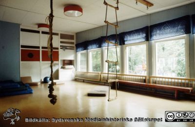 Röda Stugan", Lasarettet i Lunds barndaghem, 1990
Sjukhusets barndaghem i Lund, "Röda Stugan", låg på 1980-talet på tomten mellan infektionskliniken (i bakgrunden) och barnkliniken, dvs strax väster om radiologiska kliniken. När denna skulle utvidgas västerut flyttades barndaghemmet till tomten öster om ögonkliniken B, söder om psykiatriska kliniken (senare kallad Wigerthuset). Barndaghemmet dokumenterades inför flyttningen.
Nyckelord: Lasarettet;Lund;Universitet;Universitetssjukhus;Daghem;Barndaghem;Förskola