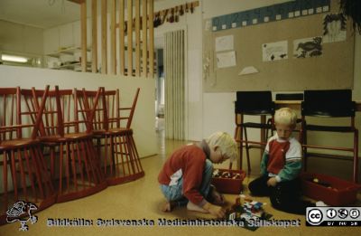 Röda Stugan", Lasarettet i Lunds barndaghem, 1990
Sjukhusets barndaghem i Lund, "Röda Stugan", låg på 1980-talet på tomten mellan infektionskliniken (i bakgrunden) och barnkliniken, dvs strax väster om radiologiska kliniken. När denna skulle utvidgas västerut flyttades barndaghemmet till tomten öster om ögonkliniken B, söder om psykiatriska kliniken (senare kallad Wigerthuset). Barndaghemmet dokumenterades inför flyttningen.
Nyckelord: Lasarettet;Lund;Universitet;Universitetssjukhus;Daghem;Barndaghem;Förskola