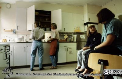 Röda Stugan", Lasarettet i Lunds barndaghem, 1990
Sjukhusets barndaghem i Lund, "Röda Stugan", låg på 1980-talet på tomten mellan infektionskliniken (i bakgrunden) och barnkliniken, dvs strax väster om radiologiska kliniken. När denna skulle utvidgas västerut flyttades barndaghemmet till tomten öster om ögonkliniken B, söder om psykiatriska kliniken (senare kallad Wigerthuset). Barndaghemmet dokumenterades inför flyttningen.
Nyckelord: Lasarettet;Lund;Universitet;Universitetssjukhus;Daghem;Barndaghem;Förskola