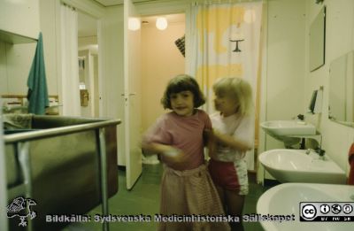 Röda Stugan", Lasarettet i Lunds barndaghem, 1990
Sjukhusets barndaghem i Lund, "Röda Stugan", låg på 1980-talet på tomten mellan infektionskliniken (i bakgrunden) och barnkliniken, dvs strax väster om radiologiska kliniken. När denna skulle utvidgas västerut flyttades barndaghemmet till tomten öster om ögonkliniken B, söder om psykiatriska kliniken (senare kallad Wigerthuset). Barndaghemmet dokumenterades inför flyttningen.
Nyckelord: Lasarettet;Lund;Universitet;Universitetssjukhus;Daghem;Barndaghem;Förskola;Tvättrum;Handfat