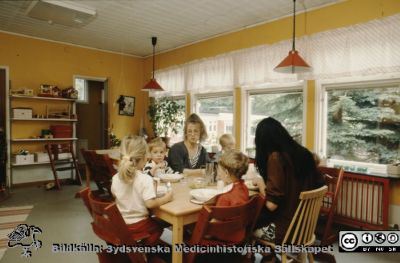Röda Stugan", Lasarettet i Lunds barndaghem, 1990
Sjukhusets barndaghem i Lund, "Röda Stugan", låg på 1980-talet på tomten mellan infektionskliniken (i bakgrunden) och barnkliniken, dvs strax väster om radiologiska kliniken. När denna skulle utvidgas västerut flyttades barndaghemmet till tomten öster om ögonkliniken B, söder om psykiatriska kliniken (senare kallad Wigerthuset). Barndaghemmet dokumenterades inför flyttningen.
Nyckelord: Lasarettet;Lund;Universitet;Universitetssjukhus;Daghem;Barndaghem;Förskola