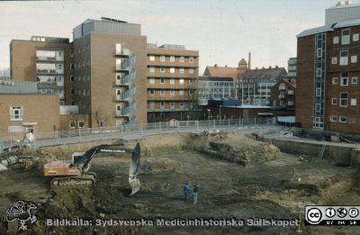 Radiologiska / Onkologiska Kliniken byggs till 1991-1993
Tillbyggnad 1991-1993 av Radiologiska / Onkologiska Kliniken. Grunden läggs. Till vänster i fonden dåvarande barnkliniken, senare Alwallhuset. Foto 1991-01-15.
Nyckelord: Lasarettet;Lund;Universitetssjukhus;Universitet;Radiologi;Onkologi;Bygge;Barnklinik