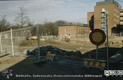 Radiologiska / Onkologiska Kliniken byggs till 1991-1993
Tillbyggnad 1991-1993 av Radiologiska / Onkologiska Kliniken. Grunden läggs. I fonden gamla barnkliniken, senare Alwallhuset. Foto 1991-01-15.
Nyckelord: Lasarettet;Lund;Universitetssjukhus;Universitet;Radiologi;Onkologi;Bygge