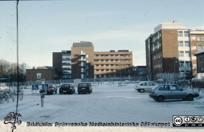 Ny strålbehandlingsavdelning i Lund 1991 - 1993
Här, väster om Radiologen och söder om barnkliniken från 1950-talet, låg barndaghemmet Röda Stugan. Den flyttades till strax söder om psykiatrihuset (senare Wigerthuset) för att ge plats åt utbyggnaden av radiologiska kliniken.
Nyckelord: Lasarettet;Lund;Universitet;Universitetssjukhus;Radiologi;Onkologi;Cancer;Strålbehandling;Bygge