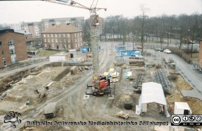 Ny strålbehandlingsavdelning i Lund 1991 - 1993
En av drygt 1100 bilder som dokumenterar utbyggnad av strålbehandlingen vid Onkologiska Kliniken i Lund 1991- 1993. Foto vid byggets start 1991-03-04.
Nyckelord: Lasarettet;Lund;Universitet;Universitetssjukhus;Radiologi;Onkologi;Cancer;Strålbehandling;Bygge