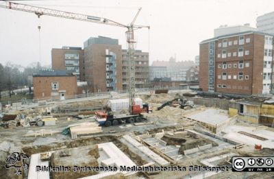 Ny strålbehandlingsavdelning i Lund 1991 - 1993
En av drygt 1100 bilder som dokumenterar utbyggnad av strålbehandlingen vid Onkologiska Kliniken i Lund 1991- 1993. Foto 1991-03-18.
Nyckelord: Lasarettet;Lund;Universitet;Universitetssjukhus;Radiologi;Onkologi;Cancer;Strålbehandling;Bygge