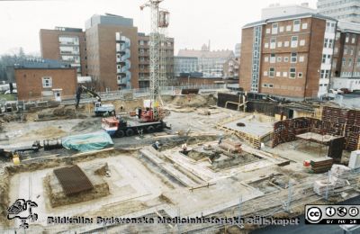 Ny strålbehandlingsavdelning i Lund 1991 - 1993
En av drygt 1100 bilder som dokumenterar utbyggnad av strålbehandlingen vid Onkologiska Kliniken i Lund 1991- 1993. Foto 1991-03-20.
Nyckelord: Lasarettet;Lund;Universitet;Universitetssjukhus;Radiologi;Onkologi;Cancer;Strålbehandling;Bygge