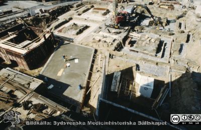 Ny strålbehandlingsavdelning i Lund 1991 - 1993
En av drygt 1100 bilder som dokumenterar utbyggnad av strålbehandlingen vid Onkologiska Kliniken i Lund 1991- 1993. Foto 1991-03-28.
Nyckelord: Lasarettet;Lund;Universitet;Universitetssjukhus;Radiologi;Onkologi;Cancer;Strålbehandling;Bygge