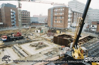 Ny strålbehandlingsavdelning i Lund 1991 - 1993
En av drygt 1100 bilder som dokumenterar utbyggnad av strålbehandlingen vid Onkologiska Kliniken i Lund 1991- 1993. Foto 1991-04-02.
Nyckelord: Lasarettet;Lund;Universitet;Universitetssjukhus;Radiologi;Onkologi;Cancer;Strålbehandling;Bygge