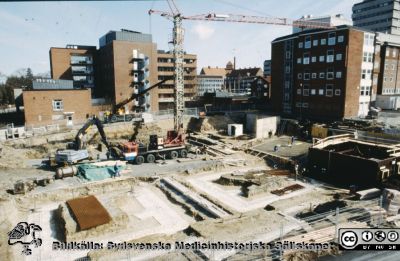 Ny strålbehandlingsavdelning i Lund 1991 - 1993
En av drygt 1100 bilder som dokumenterar utbyggnad av strålbehandlingen vid Onkologiska Kliniken i Lund 1991- 1993. Foto 1991-04-03.
Nyckelord: Lasarettet;Lund;Universitet;Universitetssjukhus;Radiologi;Onkologi;Cancer;Strålbehandling;Bygge