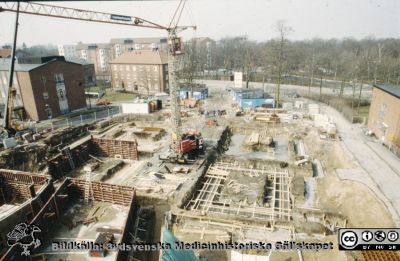 Ny strålbehandlingsavdelning i Lund 1991 - 1993
En av drygt 1100 bilder som dokumenterar utbyggnad av strå¥lbehandlingen vid Onkologiska Kliniken i Lund 1991- 1993. Foto 1991-04-03.
Nyckelord: Lasarettet;Lund;Universitet;Universitetssjukhus;Radiologi;Onkologi;Cancer;Strålbehandling;Bygge