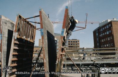 Ny strålbehandlingsavdelning i Lund 1991 - 1993
En av drygt 1100 bilder som dokumenterar utbyggnad av strålbehandlingen vid Onkologiska Kliniken i Lund 1991- 1993. Foto 1991-04-10.
Nyckelord: Lasarettet;Lund;Universitet;Universitetssjukhus;Radiologi;Onkologi;Cancer;Strålbehandling;Bygge