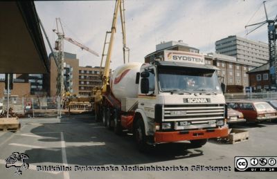 Ny strålbehandlingsavdelning i Lund 1991 - 1993
En av drygt 1100 bilder som dokumenterar utbyggnad av strålbehandlingen vid Onkologiska Kliniken i Lund 1991- 1993. Foto 1991-04-11.
Nyckelord: Lasarettet;Lund;Universitet;Universitetssjukhus;Radiologi;Onkologi;Cancer;StrÃ¥lbehandling;Bygge