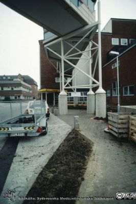 Bryggan mellan onkologiska kliniken och centralblocket i slutet av 1980-talet.
Onkologiska kliniken med bryggan över till centralblocket, byggd 1988-1989. Kvinnokliniken i bakgrunden till vänster.
Nyckelord: Lund;Lasarett;Universitet;Universitetssjukhus;;Onkologiska kliniken;Kvinnokliniken;Radiologi