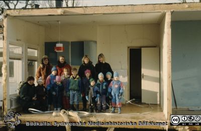 Barndaghemmet "Röda Stugen" för universitetssjukhusets personal under rivning och flyttning 1990 
Barndaghemmet "Röda Stugen" för universitetssjukhusets personal revs 1990 för att ge plats för en utbyggnad av radiologiska kliniken västerut. Byggnaden flyttades till tomten vid ögonkliniken B.
Nyckelord: Lund;Lasarett;Universitet;Universitetssjukhus;Barndaghem