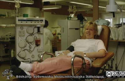 Blodgivare på blodcentralen i Lund
Ur låda med blandade diabilder från sjukhusfotograferna i Lund, 1970-, 1980- och 1990-talen. Bild utan påskrift. Maskin Autopheresis-C för blodtappning.
Nyckelord: Lasarettet;Lund;Universitetssjukhus;USiL;Blodcentral;Autoferes;Blodgivning