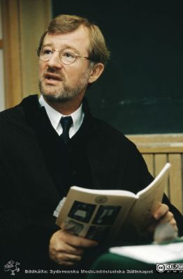 Doktorsdispuation 1996-10-25 på ortopediska kliniken i Lund. 
Doktorsdispuation 1996-10-25 på ortopediska kliniken i Lund. Opponenten, professor Gunnar Nemeth på KS, senare VD på sjukvårdsfirman Capio. Respondent en var Paul Axelsson, senare ryggkirurg Malmö. Lars Lidgren var ordförande på disputationen. Handledare var Björn Strömkvist och Ragnar Johnson. I betygsnämnden satt Stig Holtås,  Charlotte Ekdahl och Tage Sahlstrand.
Nyckelord: Lasarettet;Lund;Universitet;Universitetssjukhus;Blocket;Centralbyggnaden;C-blocket;Ortopedi;Avhandling;Disputation