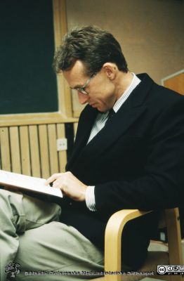 Doktorsdispuation 1996-10-25 på ortopediska kliniken i Lund. 
Doktorsdispuation 1996-10-25 på ortopediska kliniken i Lund. Respondent Paul Axelsson, senare ryggkirurg Malmö. Opponent var professor Gunnar Nemeth på KS, senare VD på sjukvårdsfirman Capio. Lars Lidgren var ordförande på disputationen. Handledare var Björn Strömkvist och Ragnar Johnson. I betygsnämnden satt Stig Holtås,  Charlotte Ekdahl och Tage Sahlstrand.
Nyckelord: Lasarettet;Lund;Universitet;Universitetssjukhus;Blocket;Centralbyggnaden;C-blocket;Ortopedi;Avhandling;Disputation