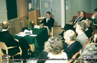 Doktorsdispuation 1996-10-25 på ortopediska kliniken i Lund. 
Doktorsdispuation 1996-10-25 på ortopediska kliniken i Lund. Respondent Paul Axelsson, senare ryggkirurg Malmö. Opponent professor Gunnar Nemeth på KS, senare VD på sjukvårdsfirman Capio. Lars Lidgren var ordförande på disputationen. Handledare var Björn Strömkvist och Ragnar Johnson. I betygsnämnden satt Stig Holtås,  Charlotte Ekdahl och Tage Sahlstrand.
Nyckelord: Lasarettet;Lund;Universitet;Universitetssjukhus;Blocket;Centralbyggnaden;C-blocket;Ortopedi;Avhandling;Disputation
