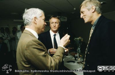 Doktorsdispuation 1996-10-25 på ortopediska kliniken i Lund. 
Doktorsdispuation 1996-10-25 på ortopediska kliniken i Lund. Respondent Paul Axelsson, senare ryggkirurg Malmö. Opponent professor Gunnar Nemeth på KS, senare VD på sjukvårdsfirman Capio. Lars Lidgren var ordförande på disputationen. Handledare var Björn Strömkvist och Ragnar Johnson. I betygsnämnden satt Stig Holtås,  Charlotte Ekdahl och Tage Sahlstrand. - Eftersnack med K G Thorngren närmast kameran
Nyckelord: Lasarettet;Lund;Universitet;Universitetssjukhus;Blocket;Centralbyggnaden;C-blocket;Ortopedi;Avhandling;Disputation